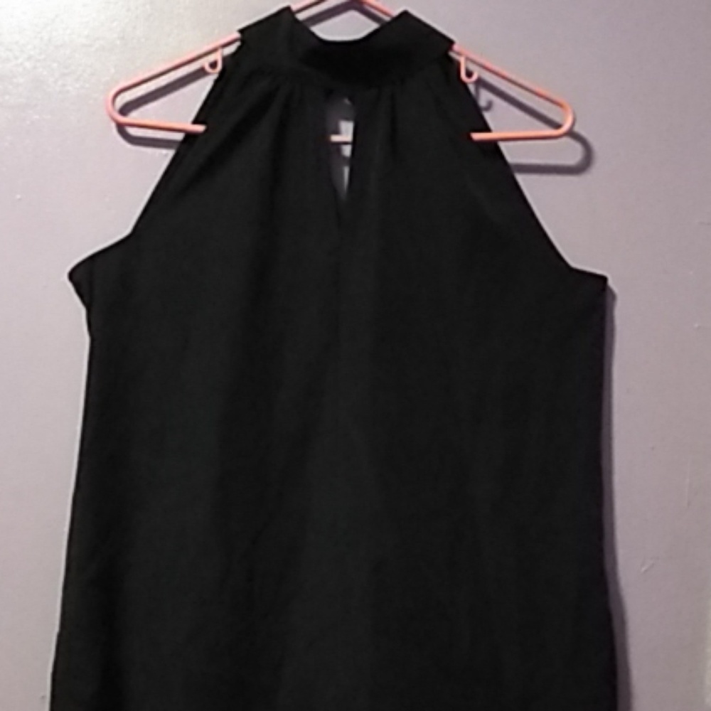 Black keyhole top